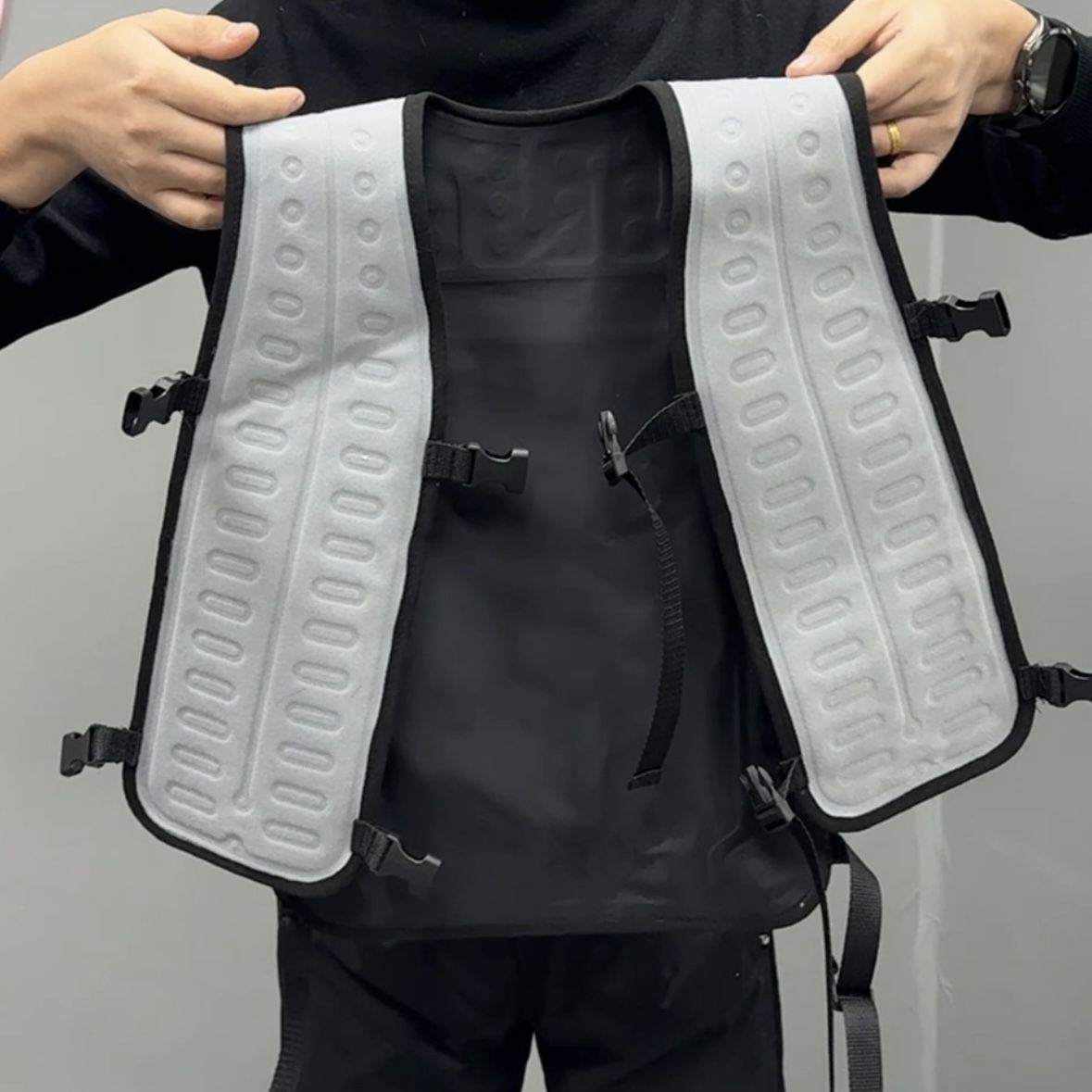 Animal-specific water-circulating cooling vest