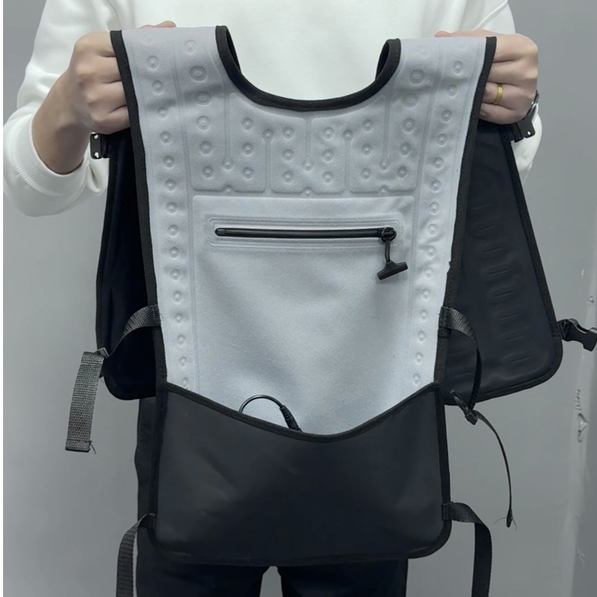 Animal-specific water-circulating cooling vest